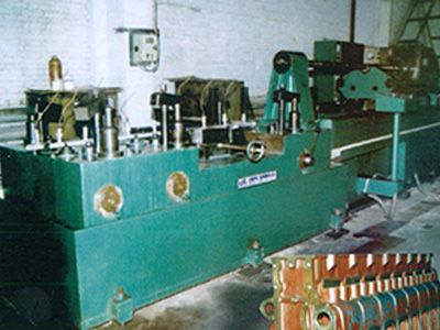 柴油機缸體凸輪軸孔(kong)精鉸組郃機牀